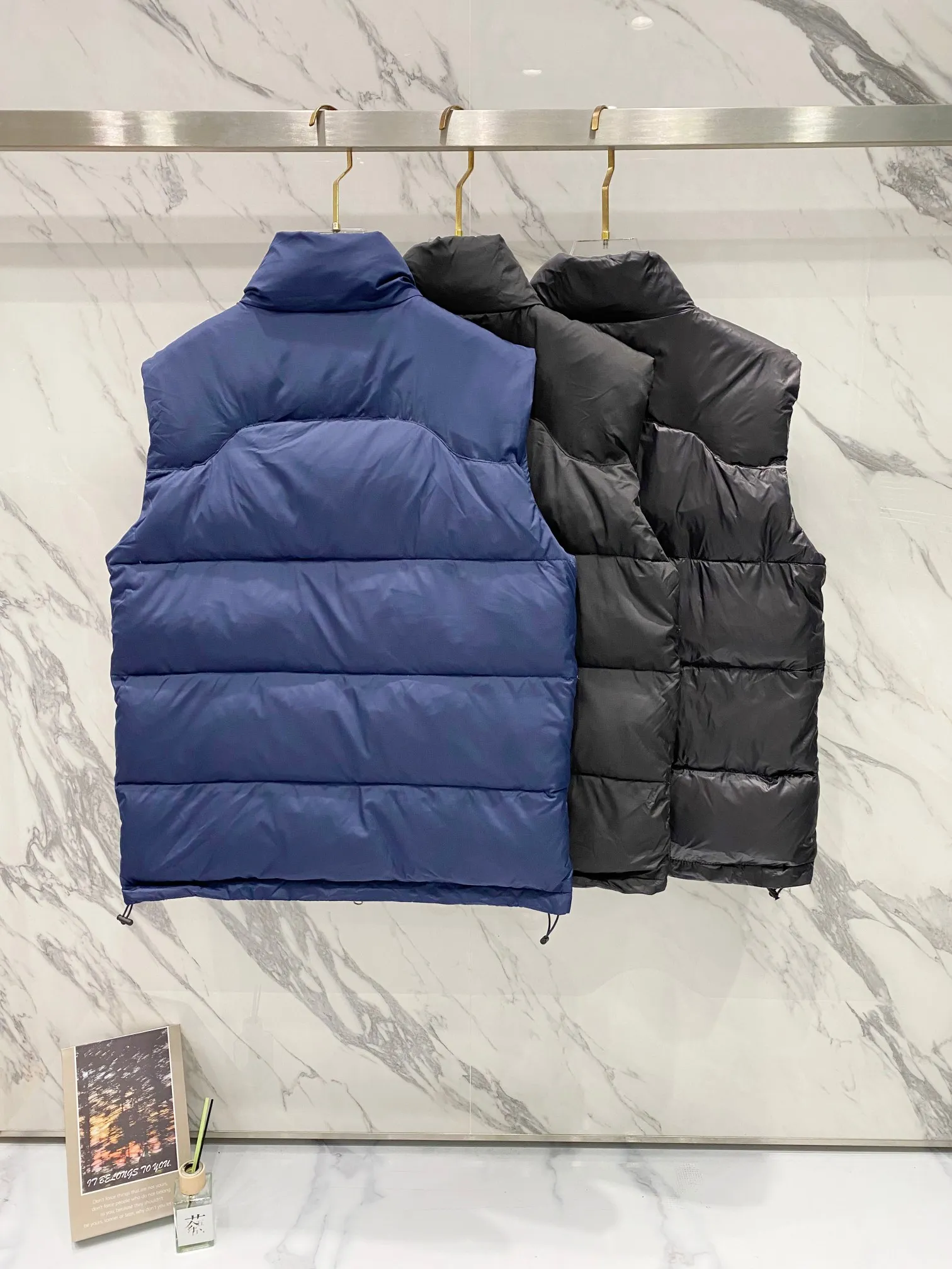 P520 Ralph Lauren/Ralph Lauren Men's Classic Pocket Zipper Waterproof Down Vest [Top Version] - - Accessories: Original tag washable label + electroplated YK zipper logo Customized Ralph Lauren zipper - Full set of accessories - The same style can be used by men and women Color: Black, Navy Blue, Black Glossy